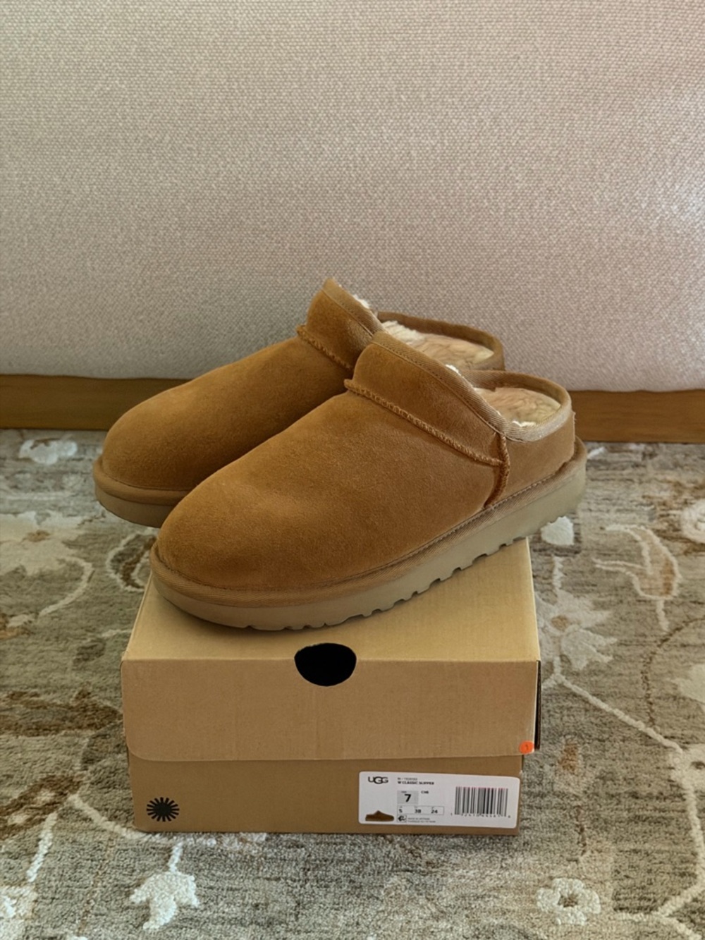 Ugg slipper - Picture 2 of 4